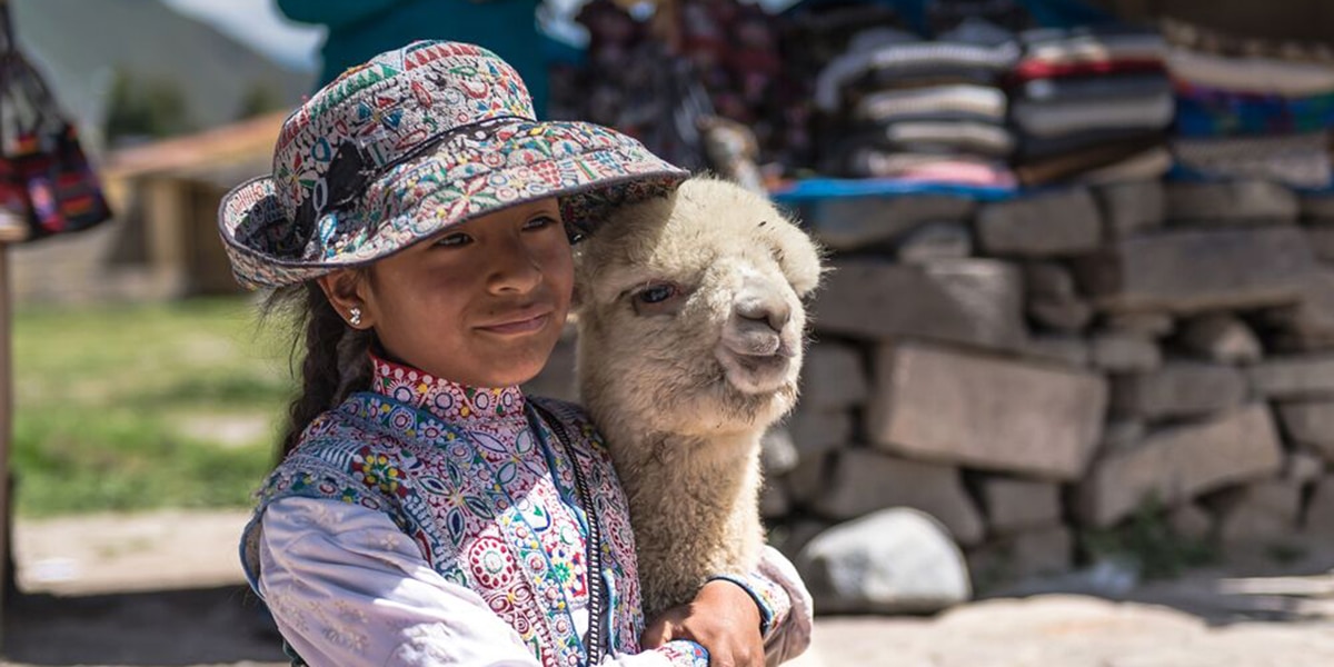 niña peruana con alpaca - 10 dias en peru