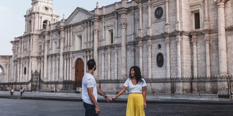 pareja frente a la catedral de Arequipa - 15 días en Perú
