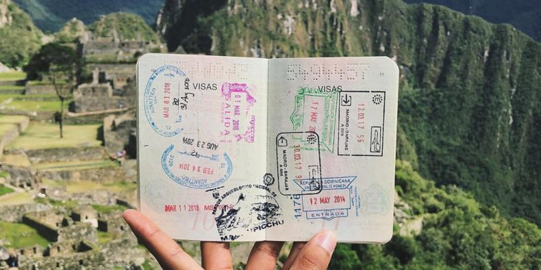 passaporte em frente a machu picchu - Roteiro de 15 dias no Peru