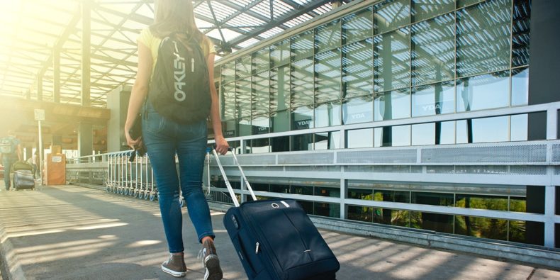 mujer en aeropuerto con maleta - viajo sola Es seguro para las mujeres viajar solas en Perú-4