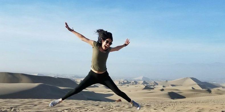 mujer saltando en huacachina- Es seguro para las mujeres viajar solas en Perú