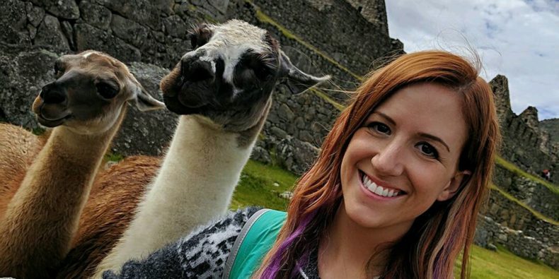 mujer viajando sola con llamas y alpacas en machu picchu - Es seguro para las mujeres viajar solas en Perú
