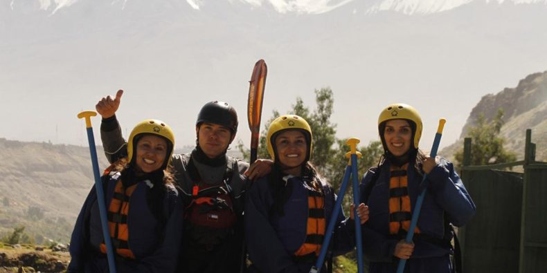 mujeres haciendo rafting en Arequipa - Es seguro para las mujeres viajar solas en Perú