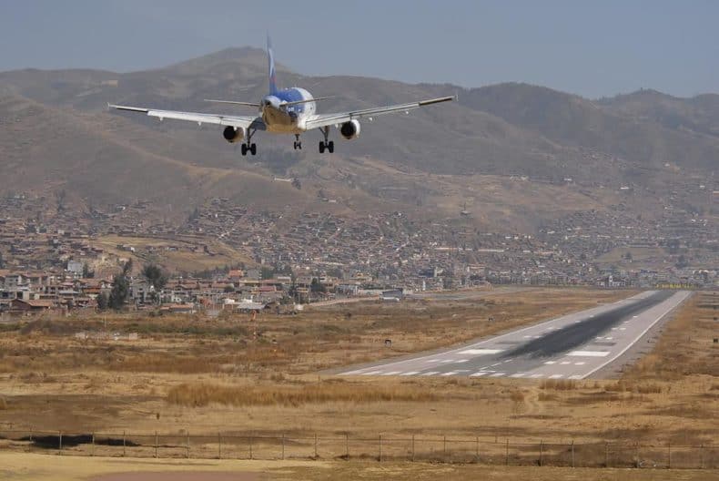 Aeroporto de Cusco - Avião Decolando