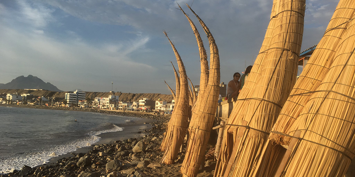 cabalitos de totora frente al mar - costa peruana