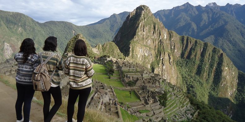 tres amigas frente a Machu Picchu - cuantas personas visitan machu picchu