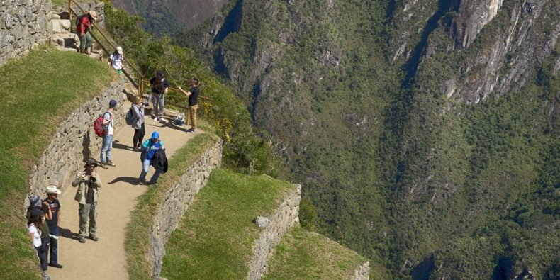 turistas en las terrazas de Machu Picchu