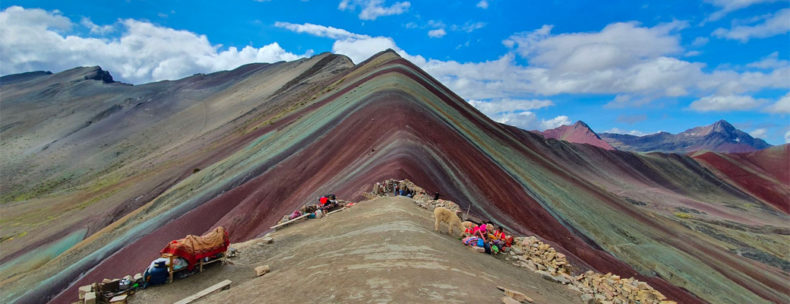trilhas para fazer no Peru - montanha colorida