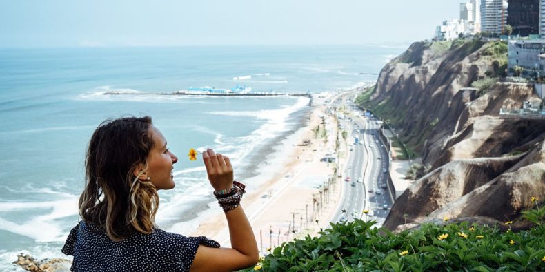 mujer frente a malecón de Lima - feriados en peru