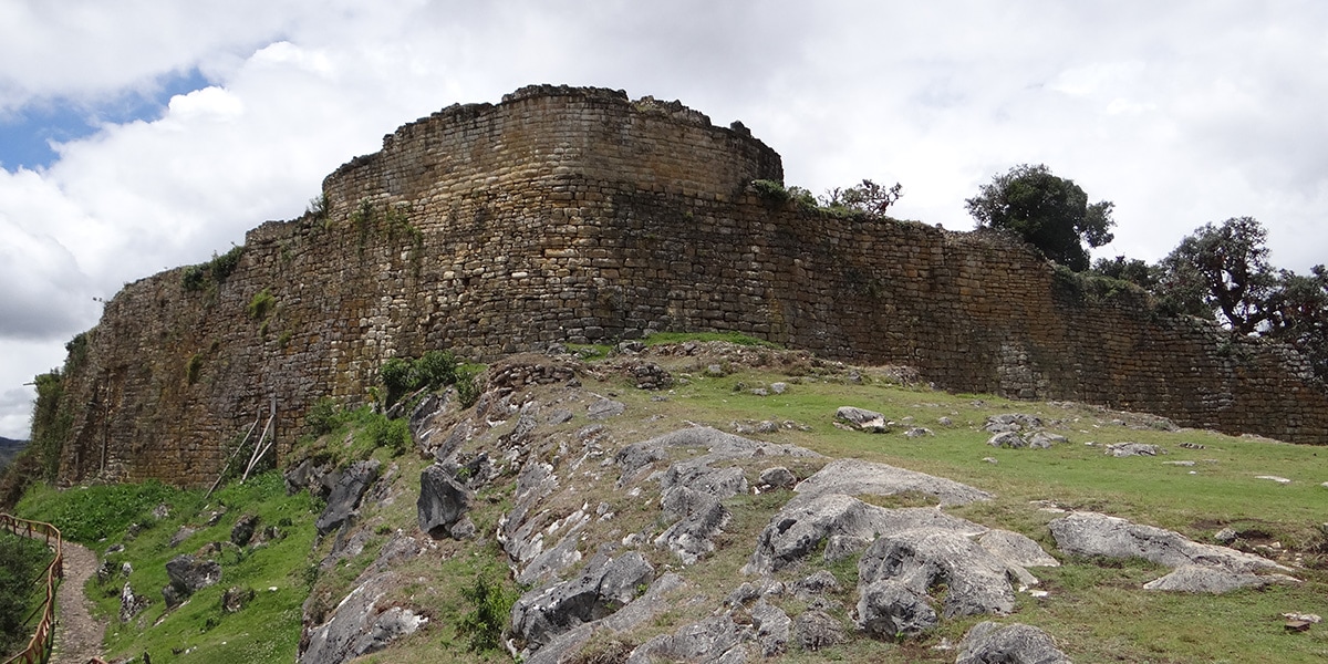 vista de la fortaleza de Kuélap en Perú - kuélap cómo llegar