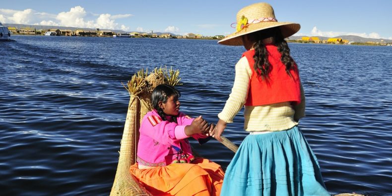 peruanas en el lago titicaca - que idioma se habla en peru