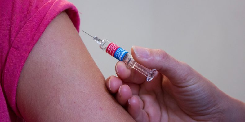 detalhe da aplicação de vacina em um braço - documentos para entrar no Peru