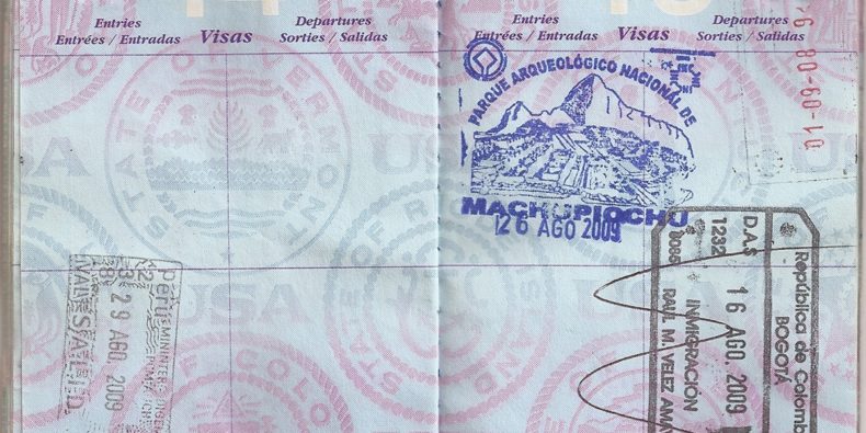 detalhe do passaporte com o carimbo de Machu Picchu - documentos para entrar no Peru