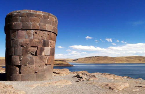 Lago Titicaca - tumba cilindríca pre-inca de Sullustani