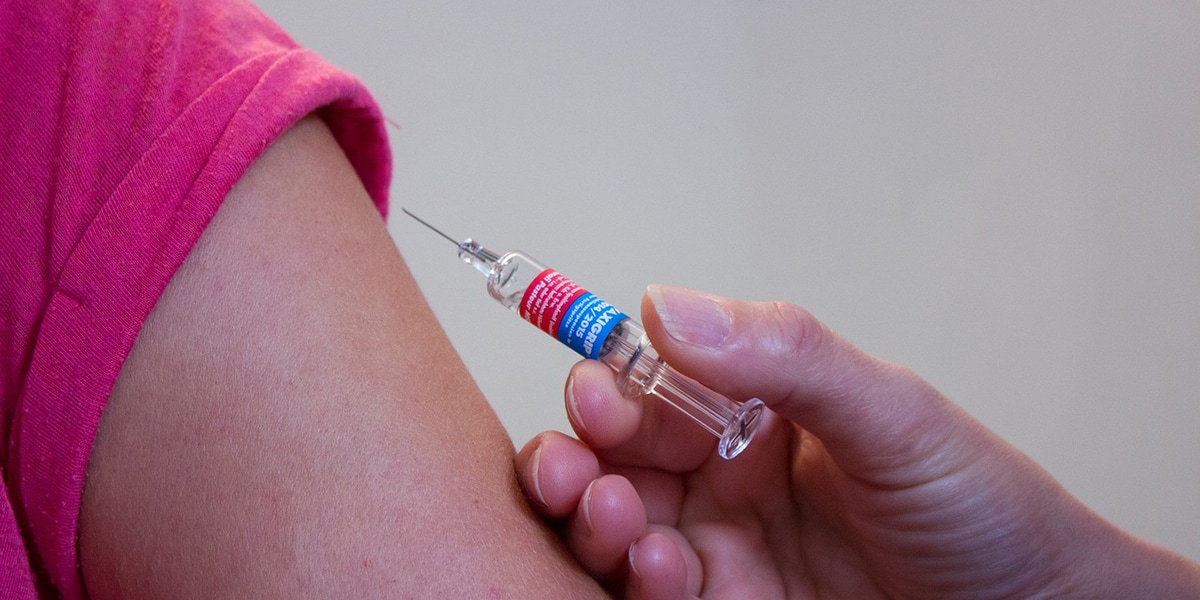 vacuna siendo aplicada - vacunas para viajar a perú